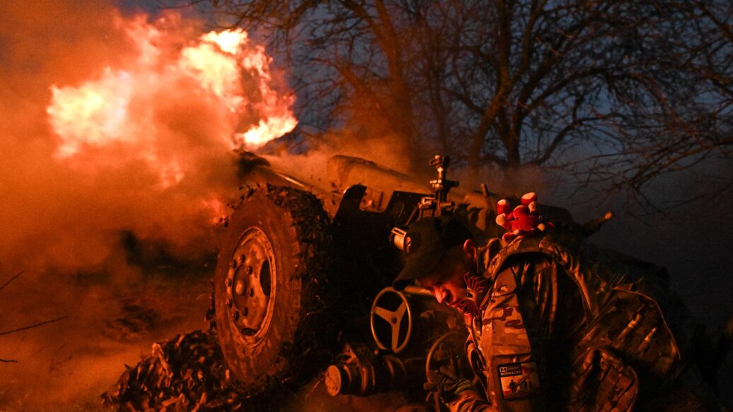 © РИА Новости / Сергей БобылевПерейти в медиабанк<br>Работа артиллерийского расчета гаубицы Д-30 . Архивное фото