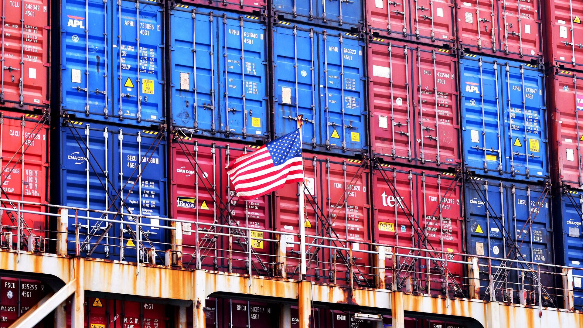Американский флаг на борту контейнеровоза в порту Циндао - РИА Новости, 1920, 13.04.2025