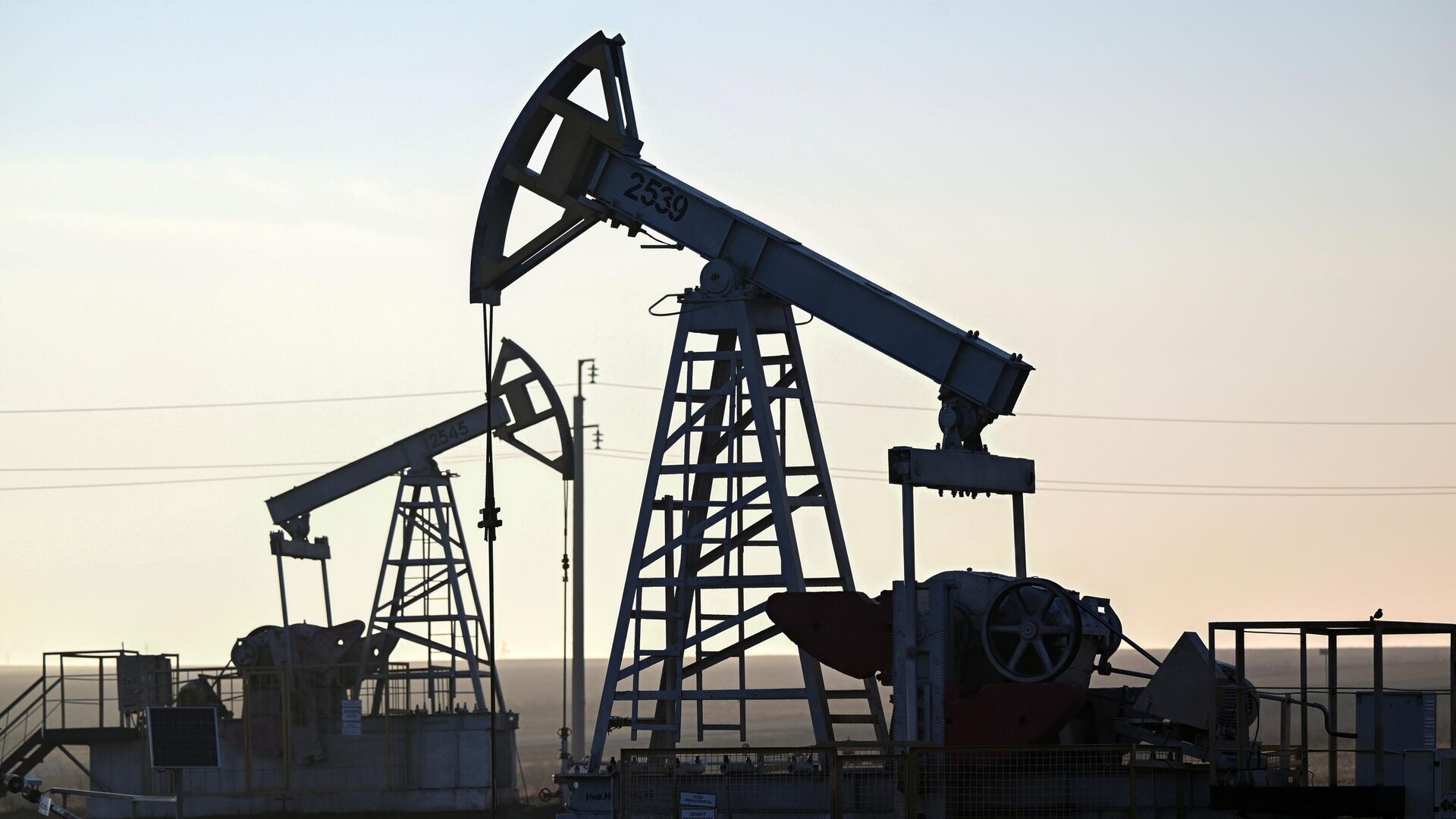 Добыча нефти Добыча нефти - РИА Новости, 1920, 09.04.2025