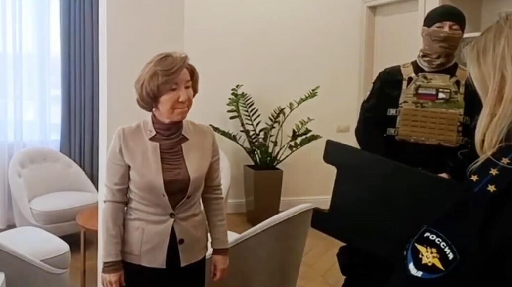 © Кадр видео, предоставленного РИА Новости<br>Ректор Псковского госуниверситета Наталья Ильина во время задержания