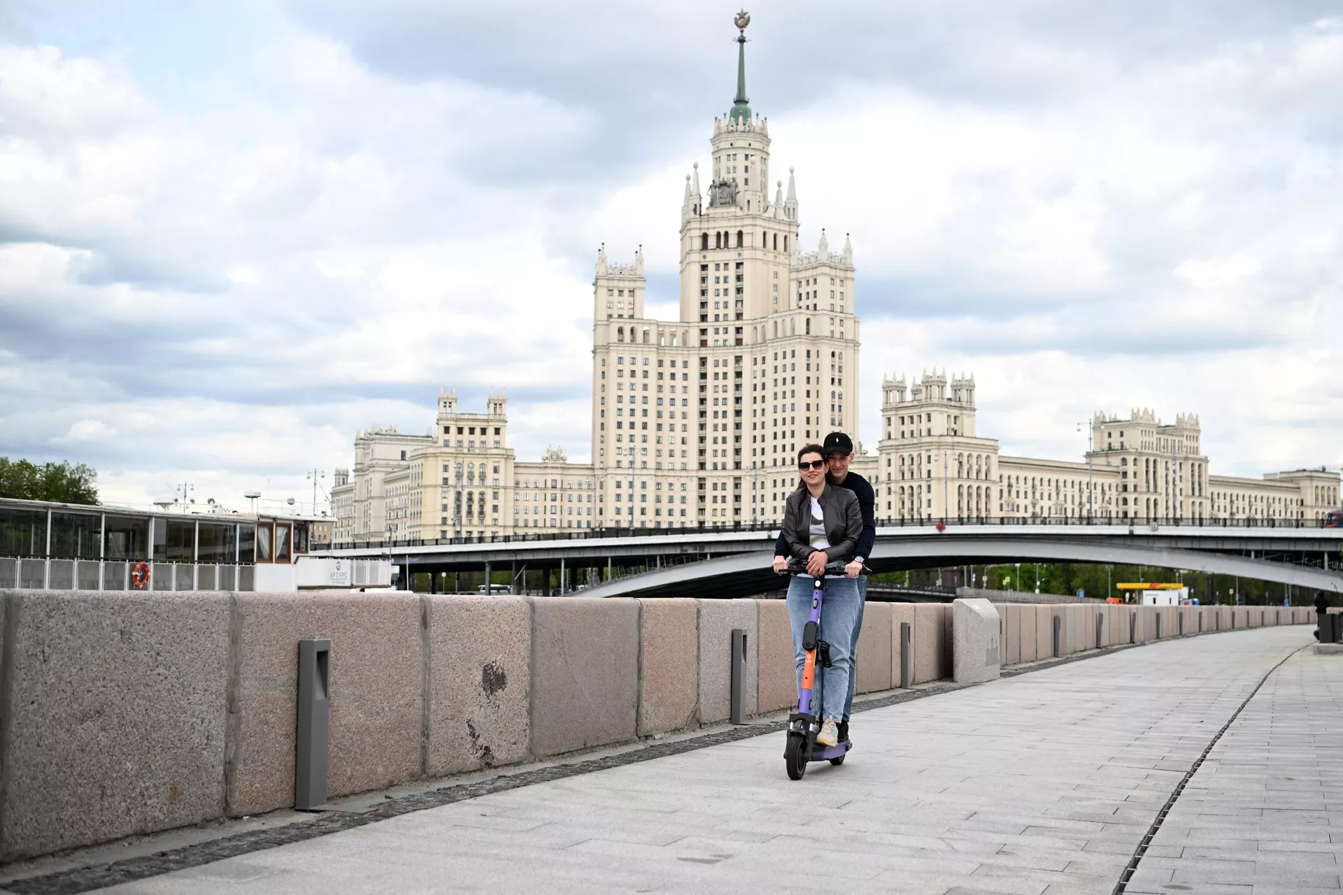 Молодые люди катаются на электросамокате на Раушской набережной в Москве. - РИА Новости, 1920, 09.04.2025