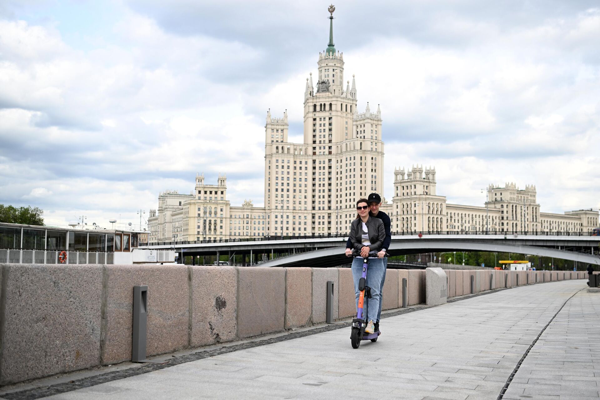 Молодые люди катаются на электросамокате на Раушской набережной в Москве. - РИА Новости, 1920, 09.04.2025