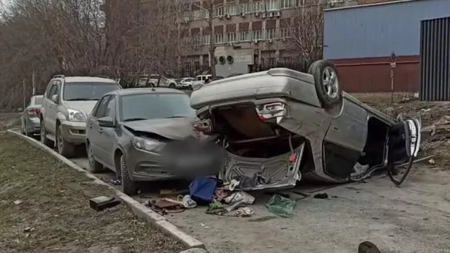 Последствия ДТП в центре Новосибирска. 9 апреля 2025