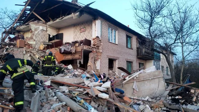 Последствия обрушения подъездов многоквартирного дома в населенном пункте Новополтавка Запорожской области