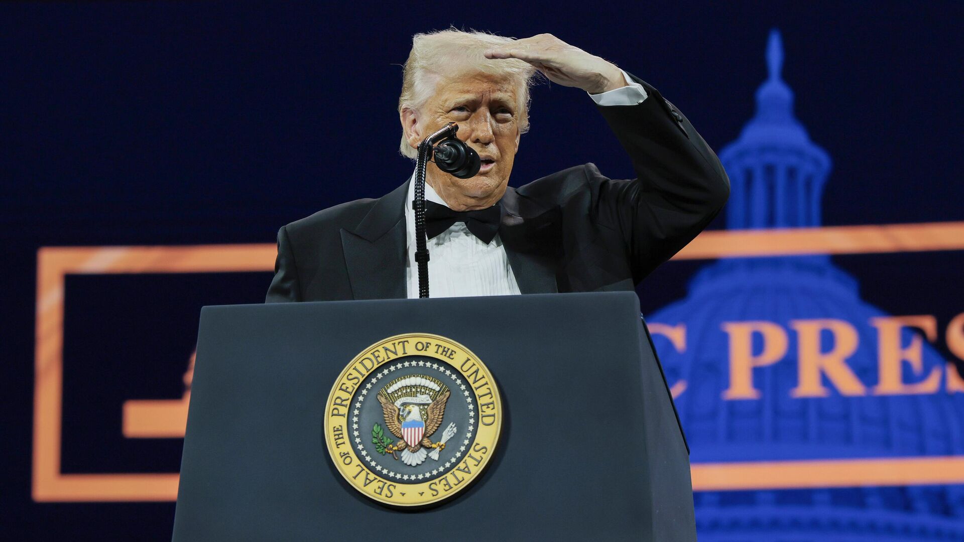 Президент США Дональд Трамп выступает на ужине Национальной республиканской конференции конгресса. 8 апреля 2025 - РИА Новости, 1920, 09.04.2025