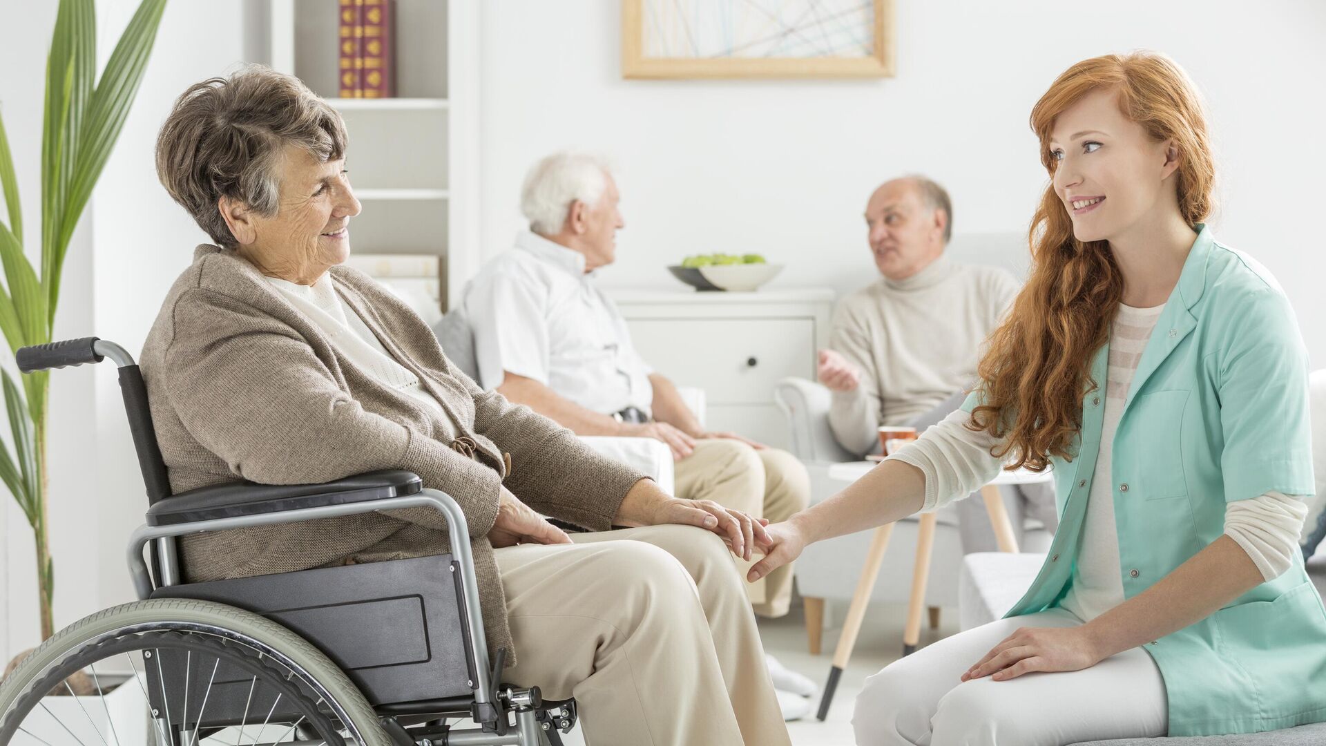 Медсестра ухаживает за престарелой женщиной Медсестра ухаживает за престарелой женщиной - РИА Новости, 1920, 11.04.2025