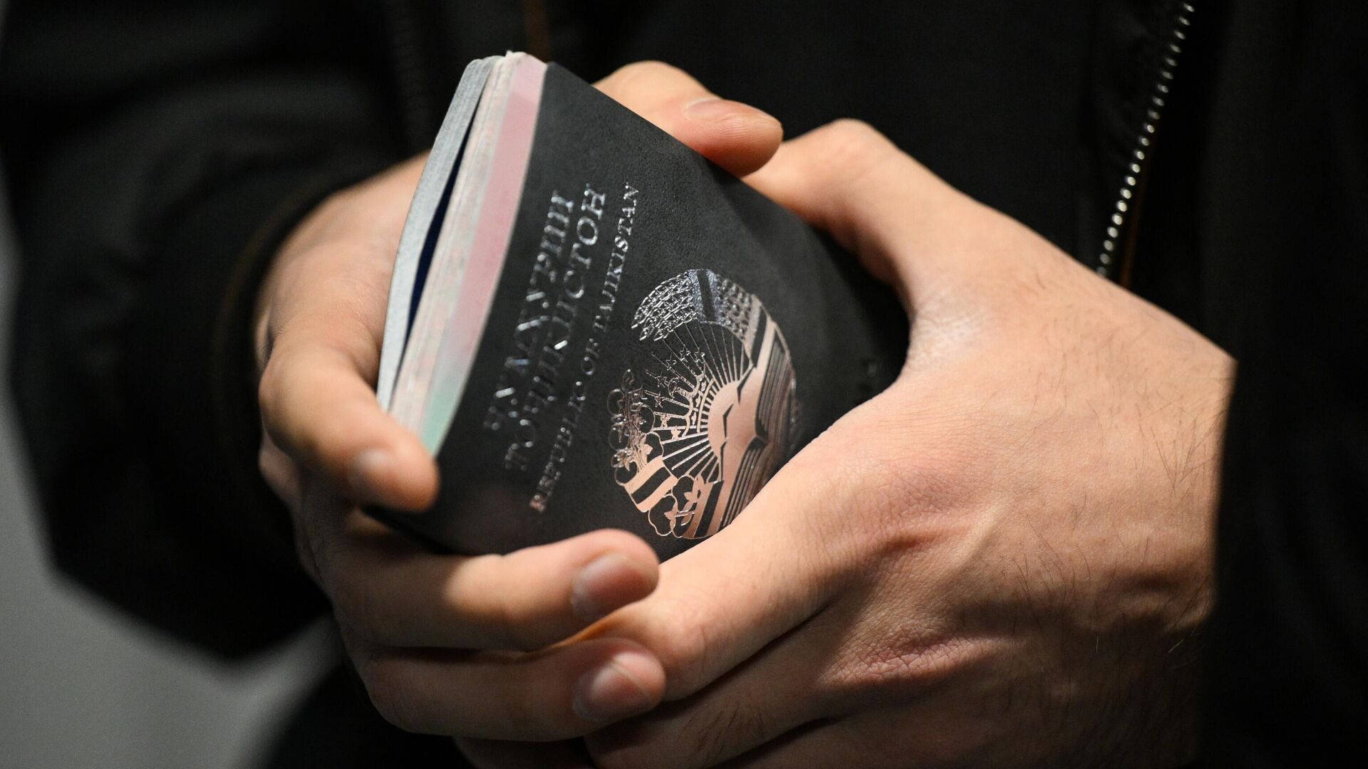 Рейд по проверке документов у мигрантов - РИА Новости, 1920, 10.06.2025