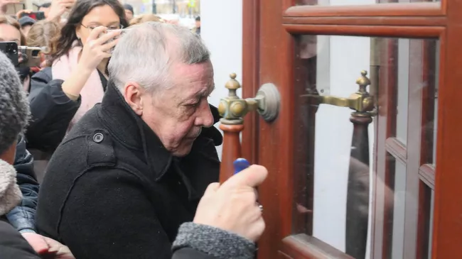 Актер Михаил Ефремов, освободившийся из колонии, у своего дома в Москве. 9 апреля 2025