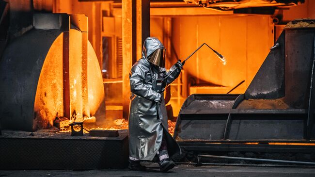 Рабочий на сталелитейном заводе Thyssenkrupp в Дуйсбурге
