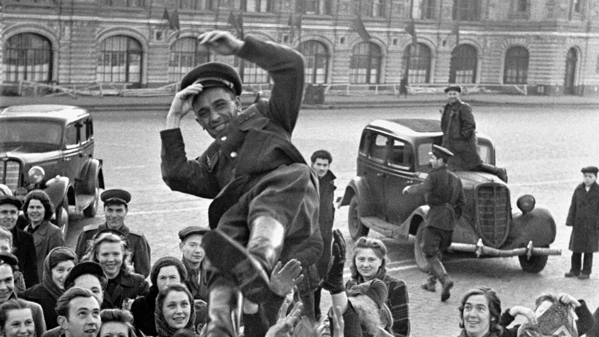 Празднование Дня Победы 9 мая 1945 года на Красной площади в Москве - РИА Новости, 1920, 06.05.2025