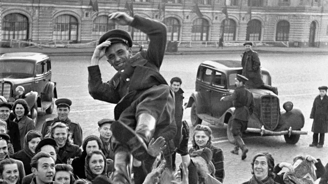 Празднование Дня Победы 9 мая 1945 года на Красной площади в Москве