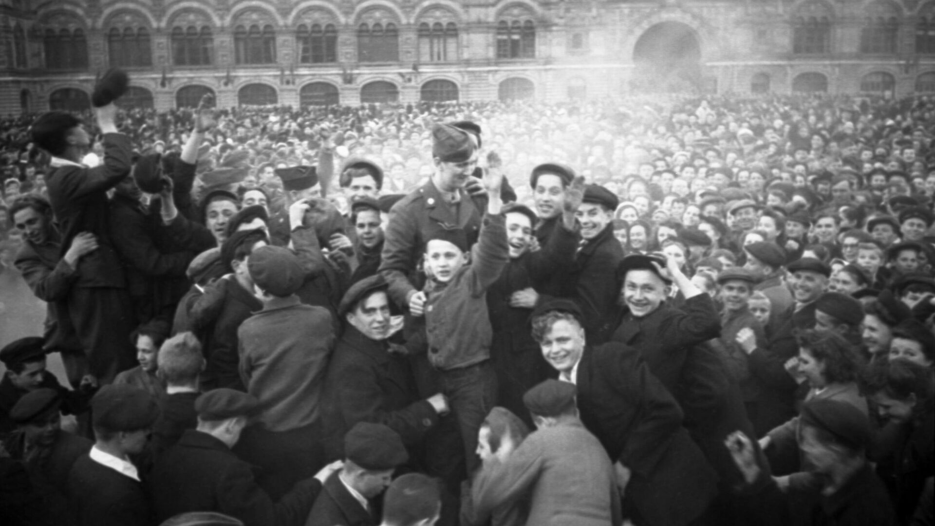 Москвичи на Красной площади в День Победы 9 мая 1945 года Москвичи на Красной площади в День Победы 9 мая 1945 года - РИА Новости, 1920, 09.05.2025