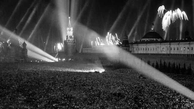 Салют Победы на Красной площади. 9 мая 1945 года