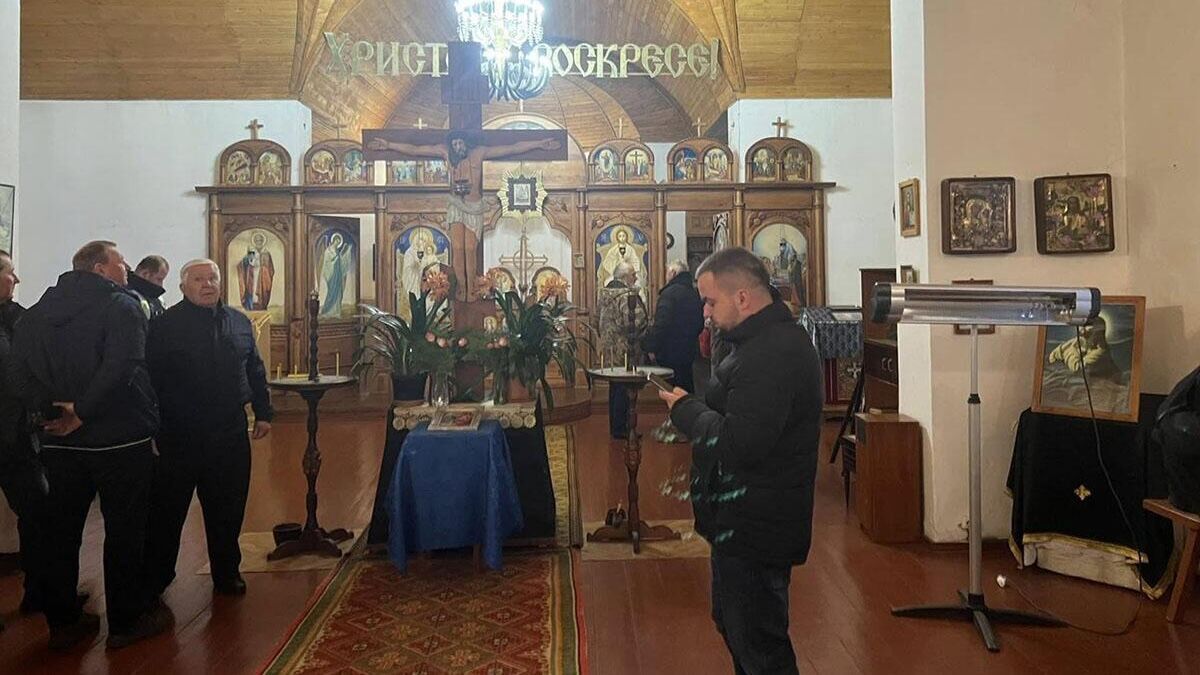 Раскольники из ПЦУ захватили Успенский храм Украинской православной церкви в селе Старые Безрадичи Киевской области - РИА Новости, 1920, 09.04.2025