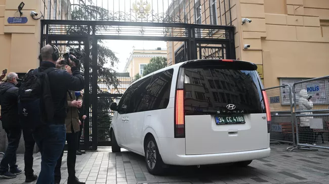 Автомобиль российской делегации заезжает на территорию генерального консульства России в Стамбуле