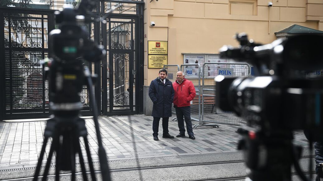 © РИА Новости / Кирилл ЗыковПерейти в медиабанк<br>Обстановка у генерального консульства России в Стамбуле перед началом переговоров между делегациями России и США