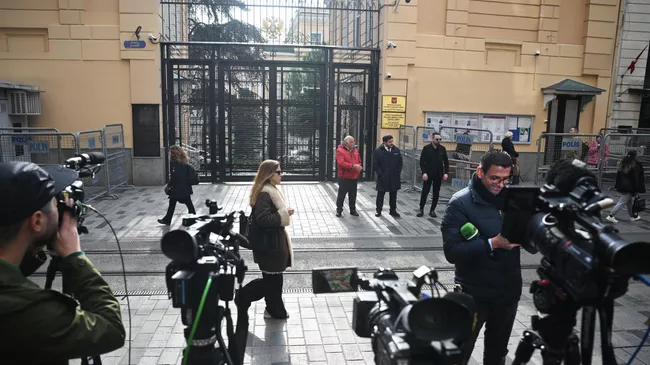 Обстановка у генерального консульства России в Стамбуле перед началом переговоров между делегациями России и США. 10 апреля 2025