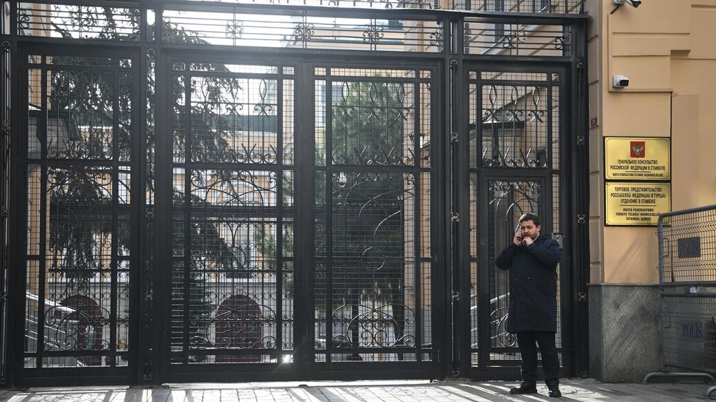 © РИА Новости / Кирилл ЗыковПерейти в медиабанк<br>Обстановка у генерального консульства России в Стамбуле перед началом переговоров между делегациями России и США