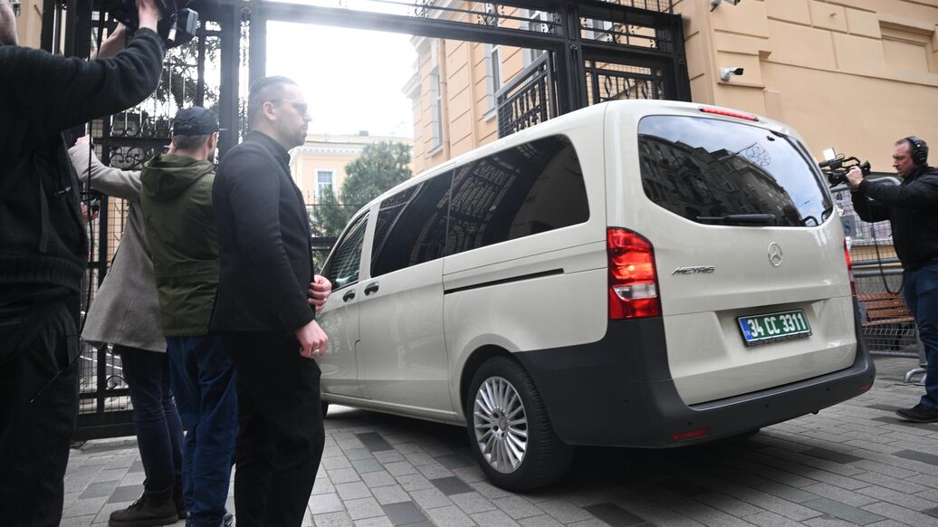 © РИА Новости / Кирилл ЗыковПерейти в медиабанк<br>Автомобиль делегации США заезжает на территорию генерального консульства России в Стамбуле. Архивное фото