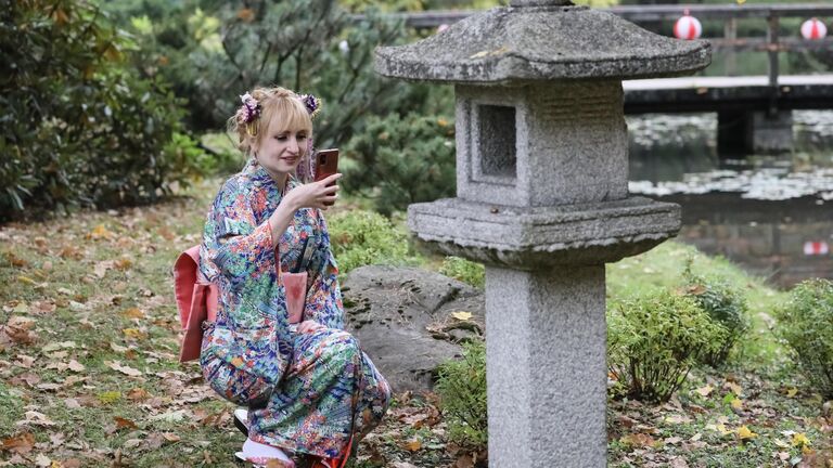 Девушка на фестивале японской культуры J-FEST в Японском саду главного ботанического сада им. Цицина (Российской академии наук (РАН) в Москве