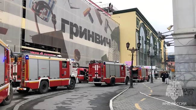 Пожарные машины у ТЦ Гринвич в Екатеринбурге 