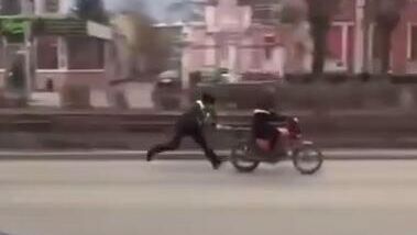 Полицейский в Барнауле остановил 15-летнего нарушителя, на бегу ухватившись за его мотоцикл - РИА Новости, 1920, 10.04.2025