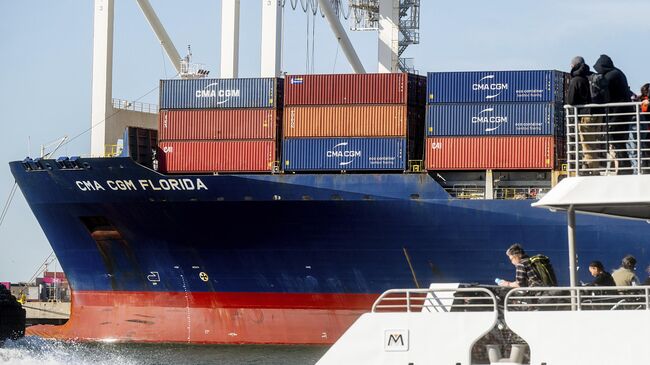 Грузовое судно в порту Окленда Грузовое судно в порту Окленда