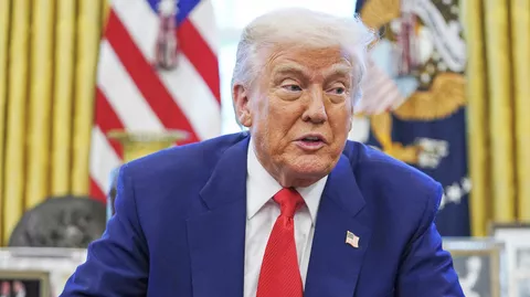 Президент США Дональд Трамп отвечает на вопросы журналистов в Белом доме