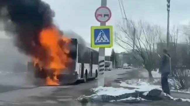 Загоревшийся рейсовый автобус в поселке Большевик в городском округе Серпухов