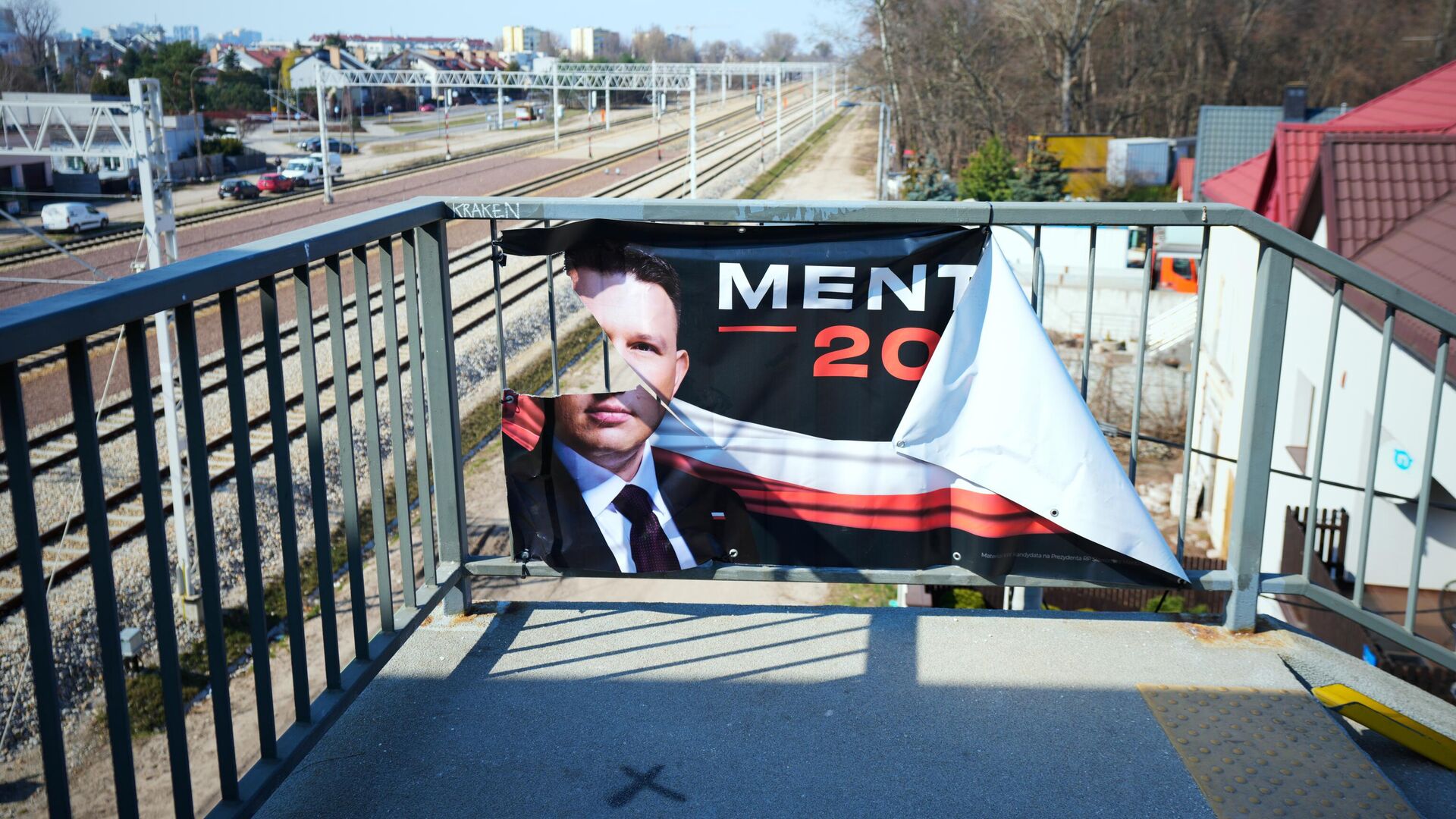 Предвыборный плакат кандидата в президенты Польши Славомира Менцена в Варшаве - РИА Новости, 1920, 10.04.2025