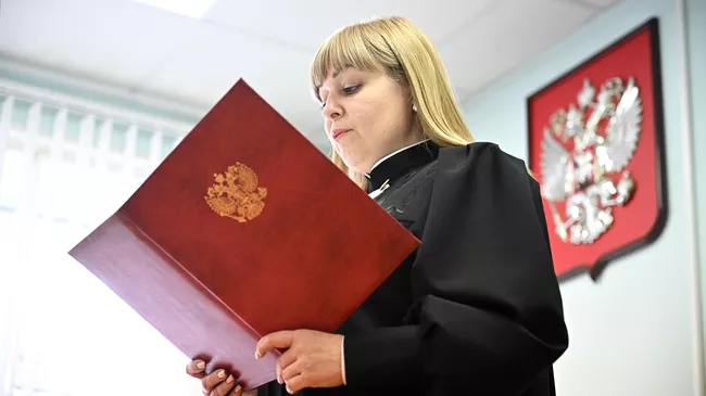 Заседание суда по делу блогера, оставившего оскорбительные граффити на домах в Судже. 10 апреля 2025
