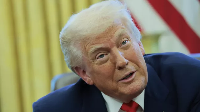 Президент США Дональд Трамп отвечает на вопросы журналистов после решения о приостановке действия введенных им пошлин на 90 дней. 9 апреля 2025