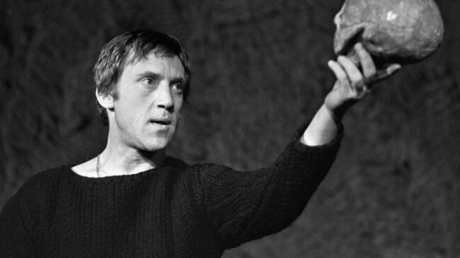 Актер Владимир Высоцкий в роли Гамлета Актер Владимир Высоцкий в роли Гамлета