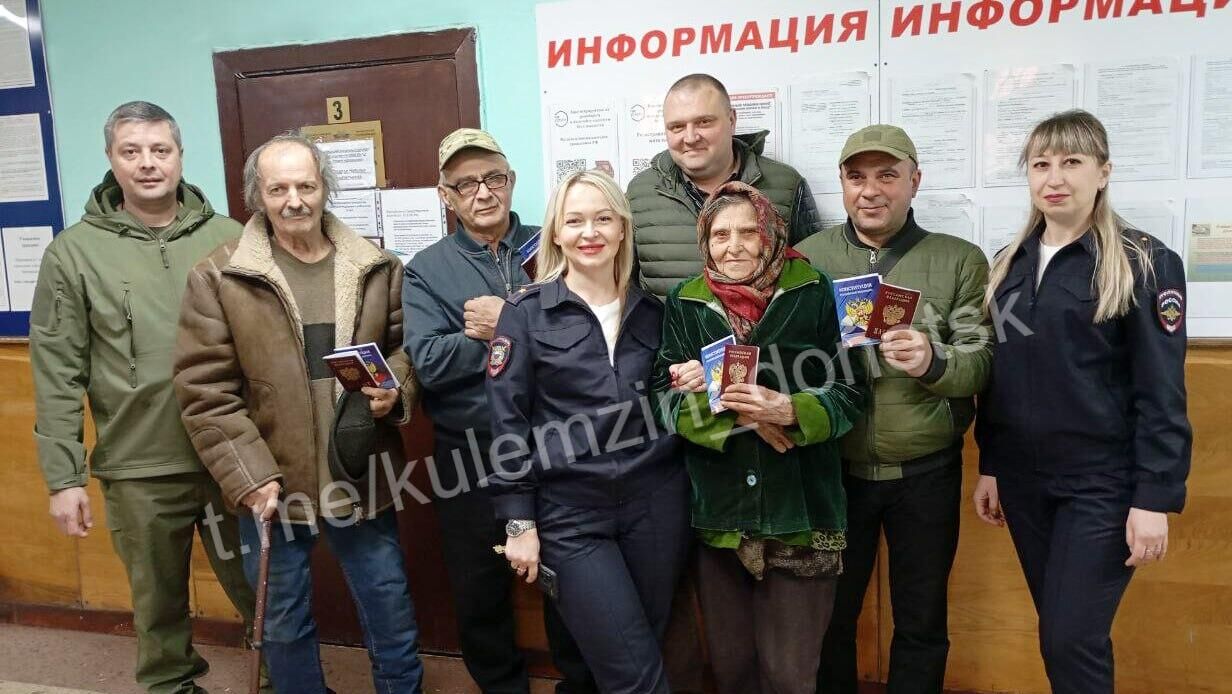 Жители освобожденной Красногоровки в ДНР, получившие российские паспорта - РИА Новости, 1920, 10.04.2025