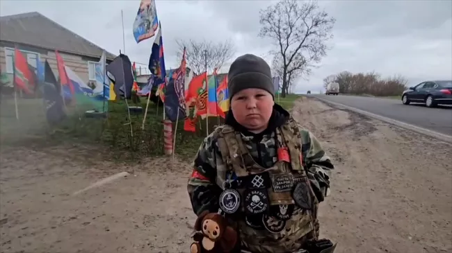 Кадры из Курской области, где мальчик собрал 140 флагов подразделений, освобождавших регион