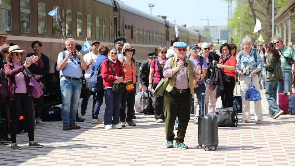В Киргизии закидали камнями поезд с туристами из Европы