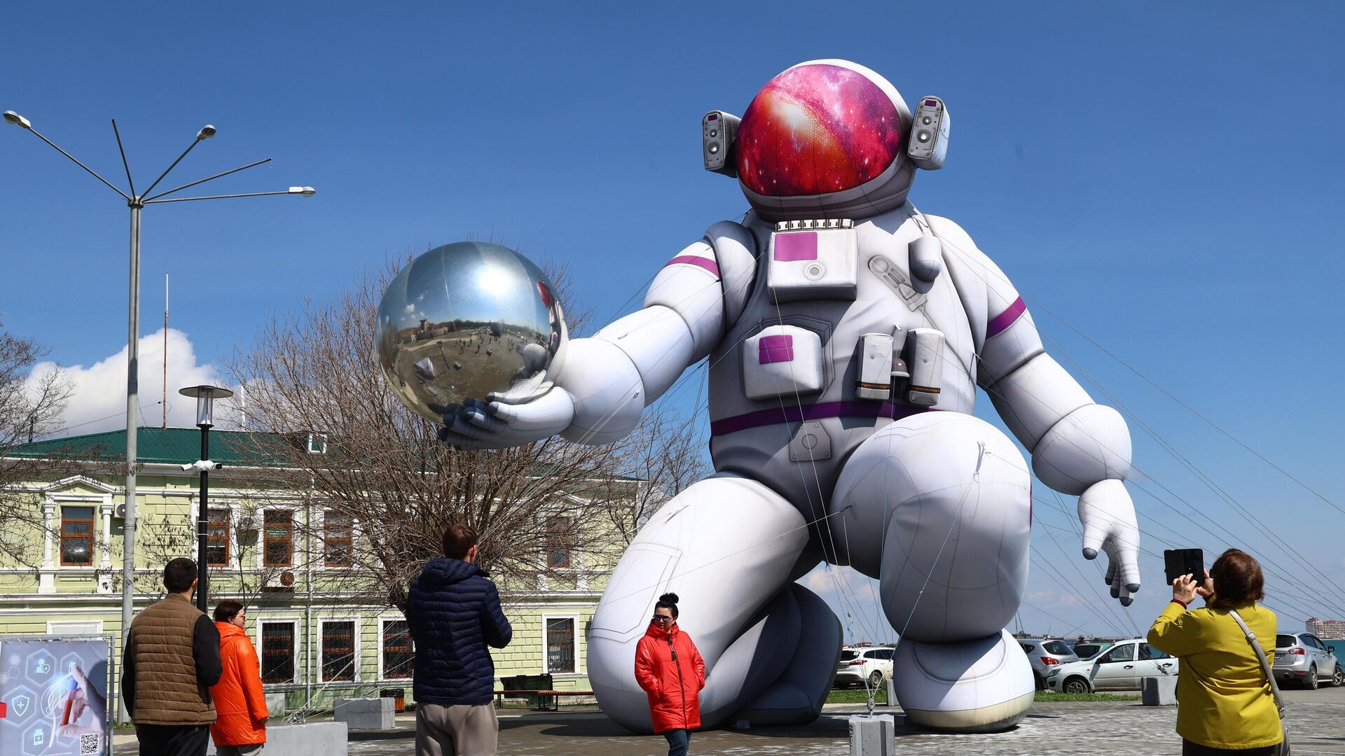 В Евпатории на Фестивальной площади ко Дню космонавтики установлены два арт-объекта Луна и Космонавт В Евпатории на Фестивальной площади ко Дню космонавтики установлены два арт-объекта Луна и Космонавт - РИА Новости, 1920, 12.04.2025