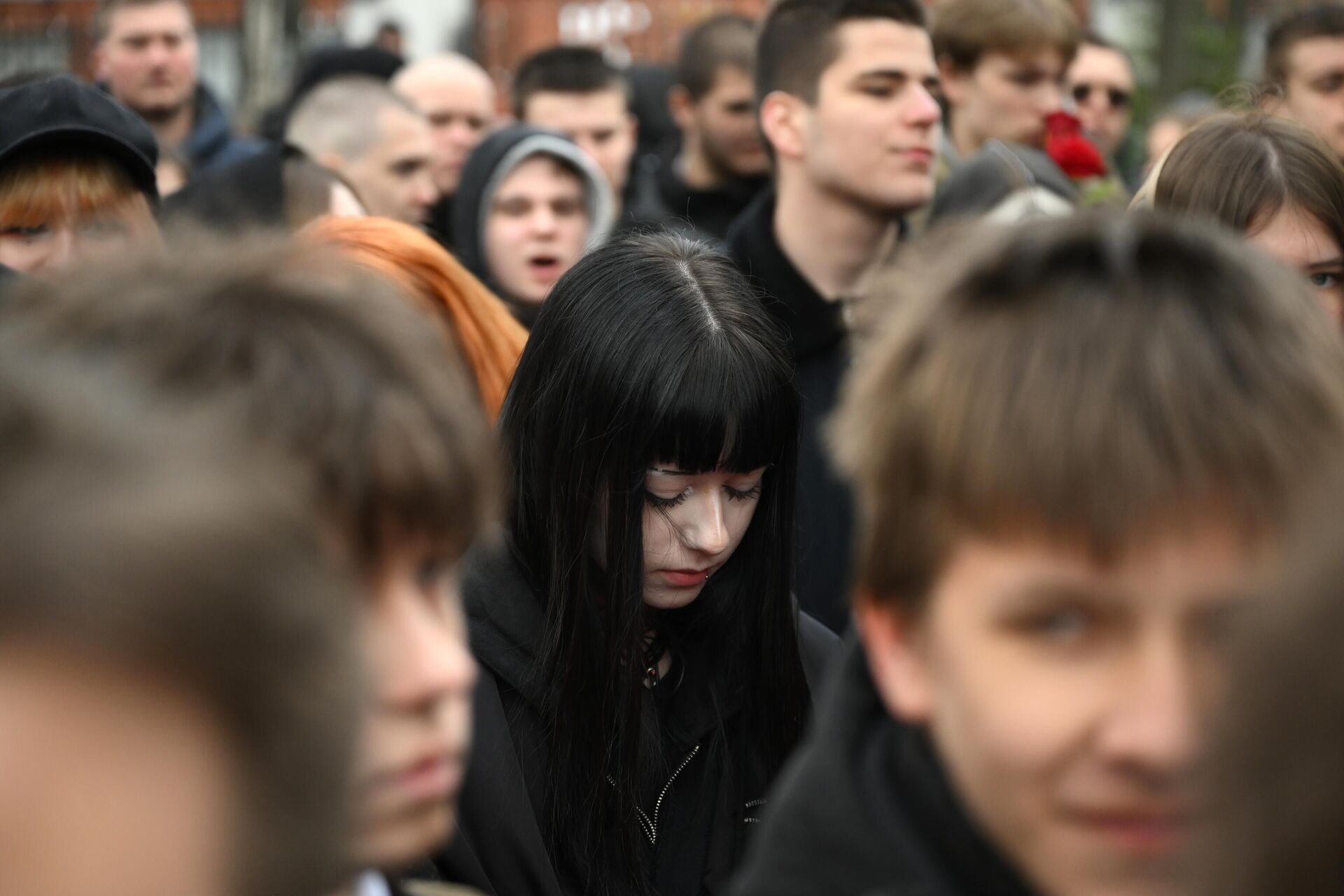 Люди перед началом церемонии прощания с рэпером Пашей Техником - РИА Новости, 1920, 11.04.2025