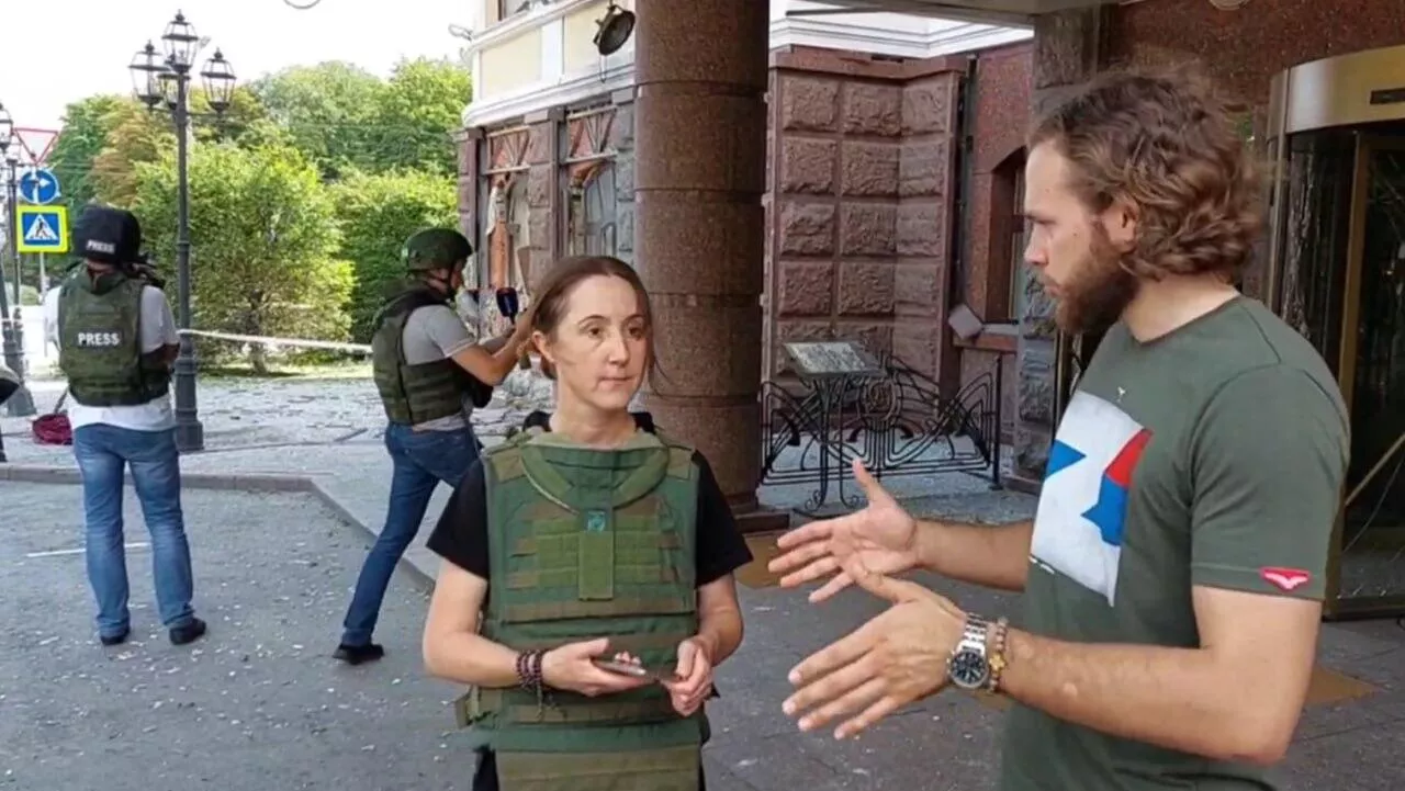 Ева на месте обстрела в центре Донецка Ева на месте обстрела в центре Донецка - РИА Новости, 1920, 11.04.2025
