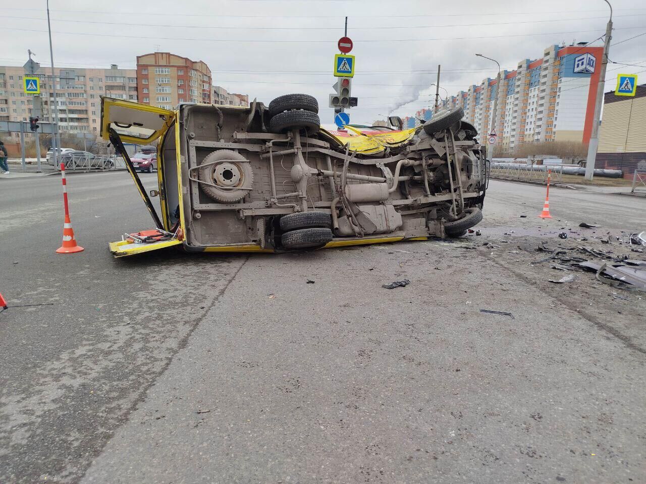 На месте ДТП с участием машины скорой помощи и BMW в Тюмени На месте ДТП с участием машины скорой помощи и BMW в Тюмени - РИА Новости, 1920, 11.04.2025