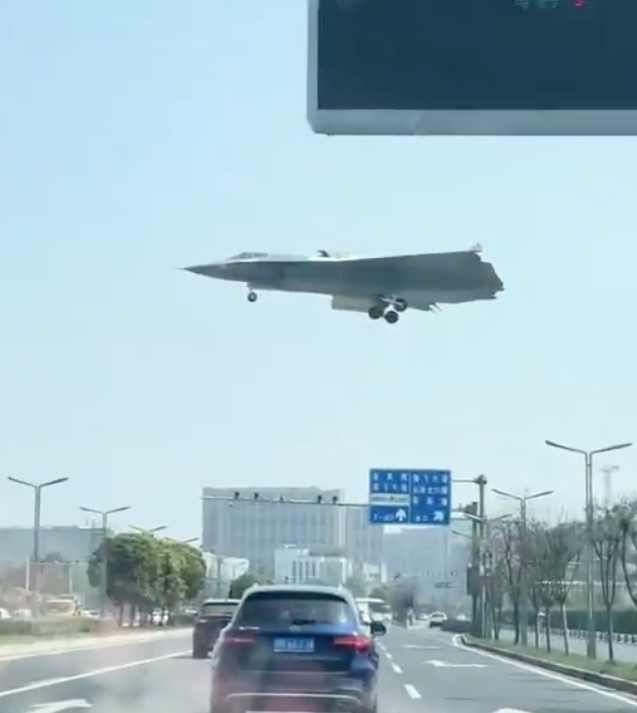 Скриншот видео с китайским самолетом J-36 - РИА Новости, 1920, 11.04.2025
