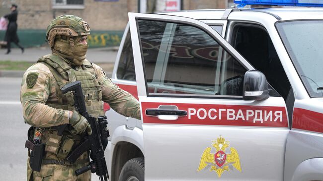 Сотрудник Управления Росгвардии по Запорожской области во время патрулирования городских улиц в Мелитополе