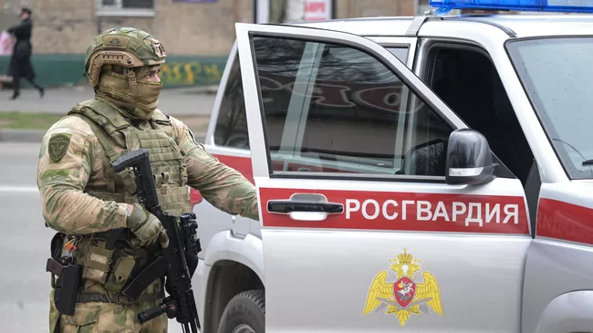 Сотрудник Управления Росгвардии по Запорожской области во время патрулирования городских улиц в Мелитополе