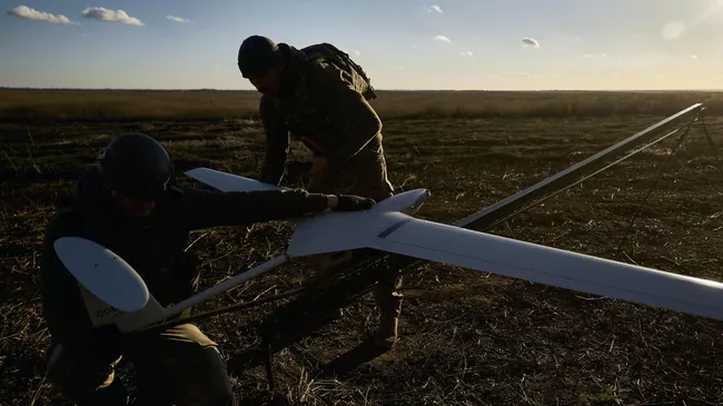 Украинский военнослужащий готовится к запуску беспилотника
