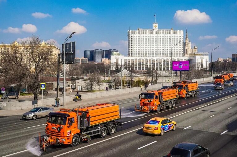 Спецтехника промывает дороги в Москве Спецтехника промывает дороги в Москве