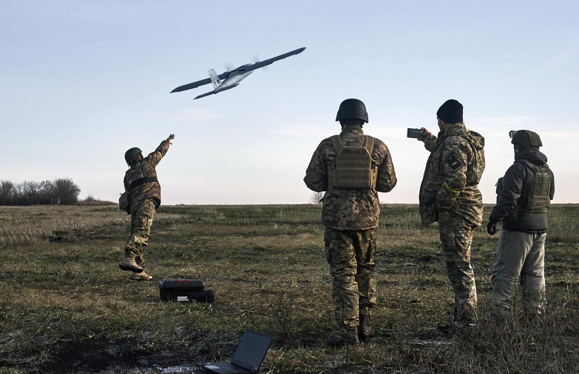 Украинские военные запускают беспилотник Украинские военные запускают беспилотник - РИА Новости, 1920, 26.05.2025