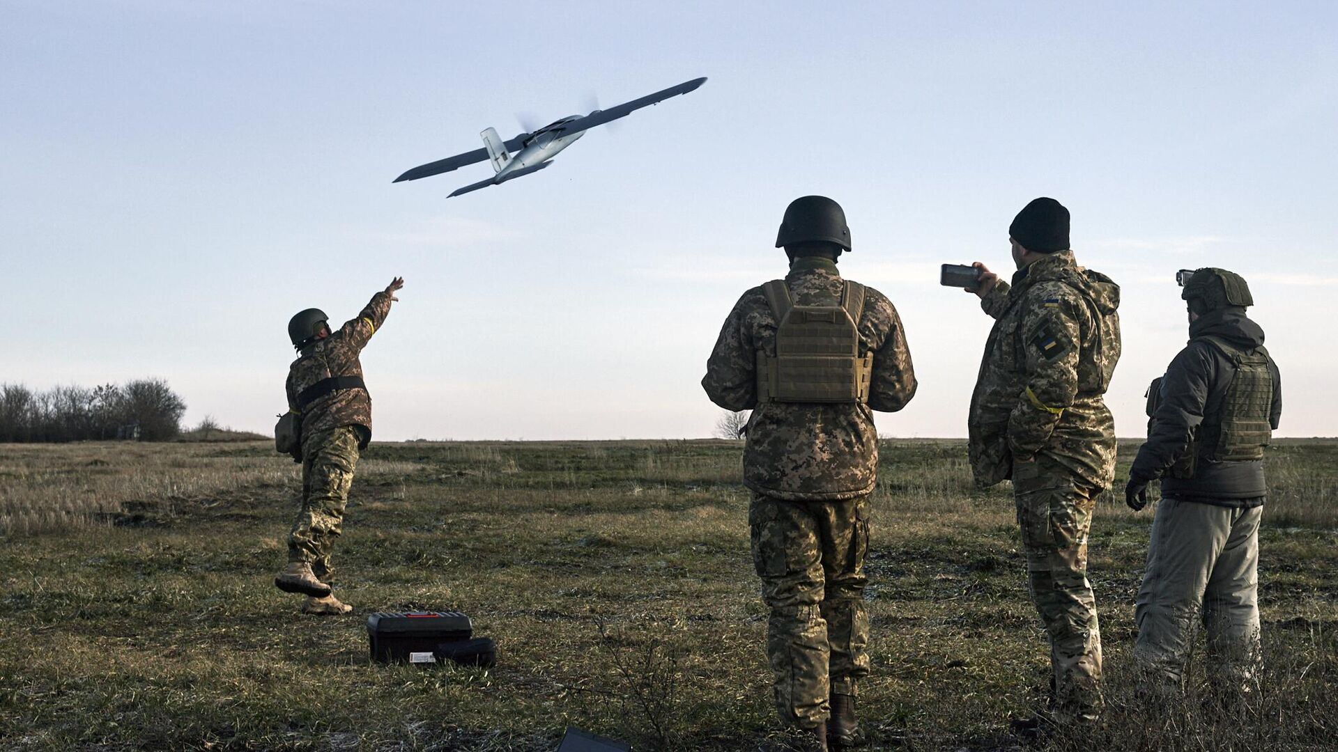 Украинские военные запускают беспилотник Украинские военные запускают беспилотник - РИА Новости, 1920, 29.04.2025