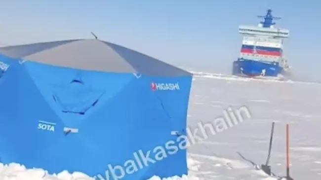 Атомный ледокол Арктика рядом с палаткой на Енисее