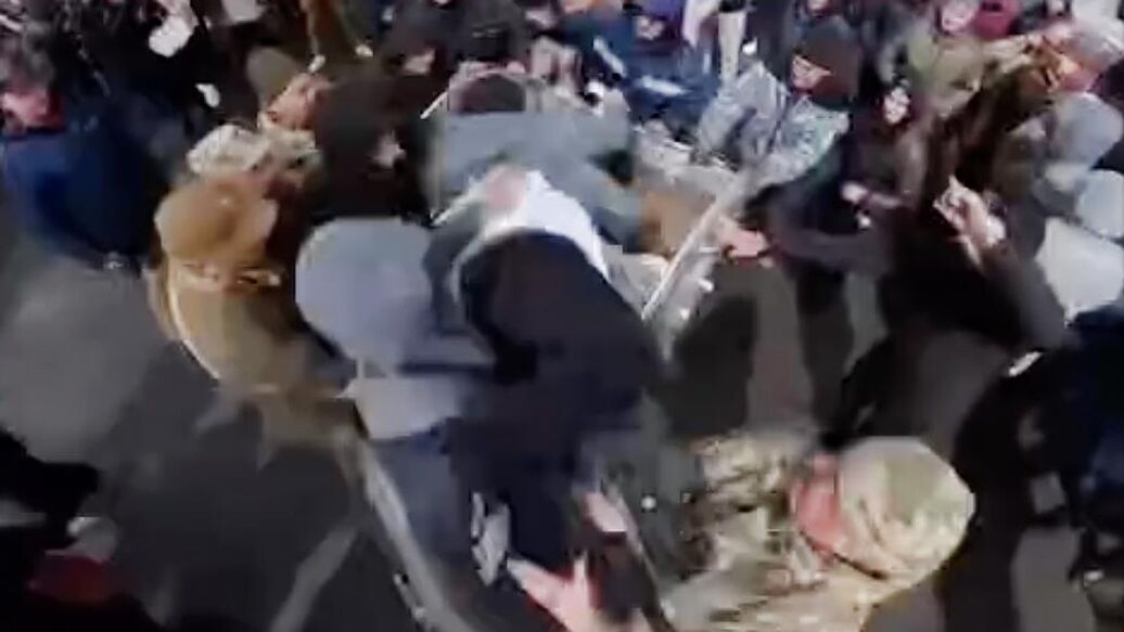 В Житомирской области директора больницы бросили в мусорный бак