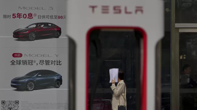 Станция зарядки электромобилей возле дилерского центра Tesla в Пекине, Китай